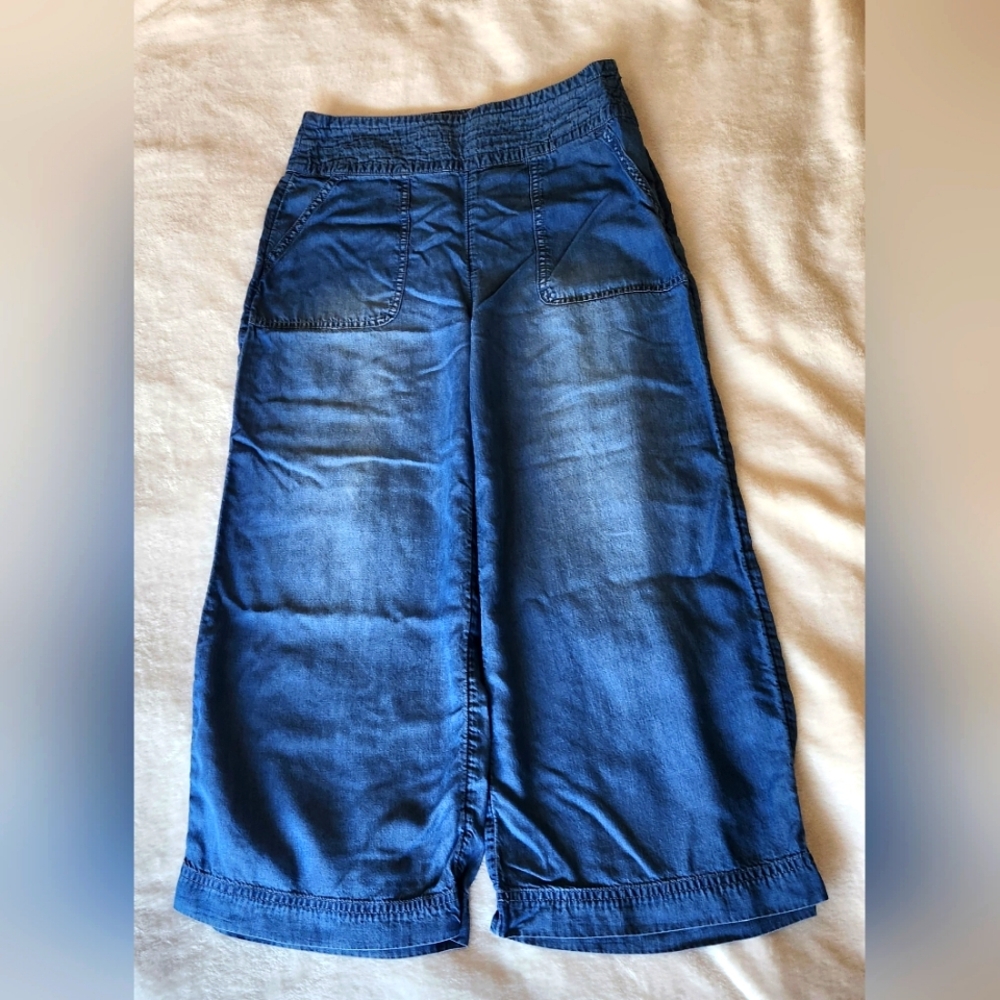Like new! Abercrombie & Fitch Cropped Jeans. Size 0. Perfect Y2K vibes.